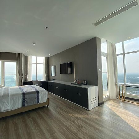 Diamond Stars Ben Tre Hotel Bagian luar foto A bedroom at the hotel