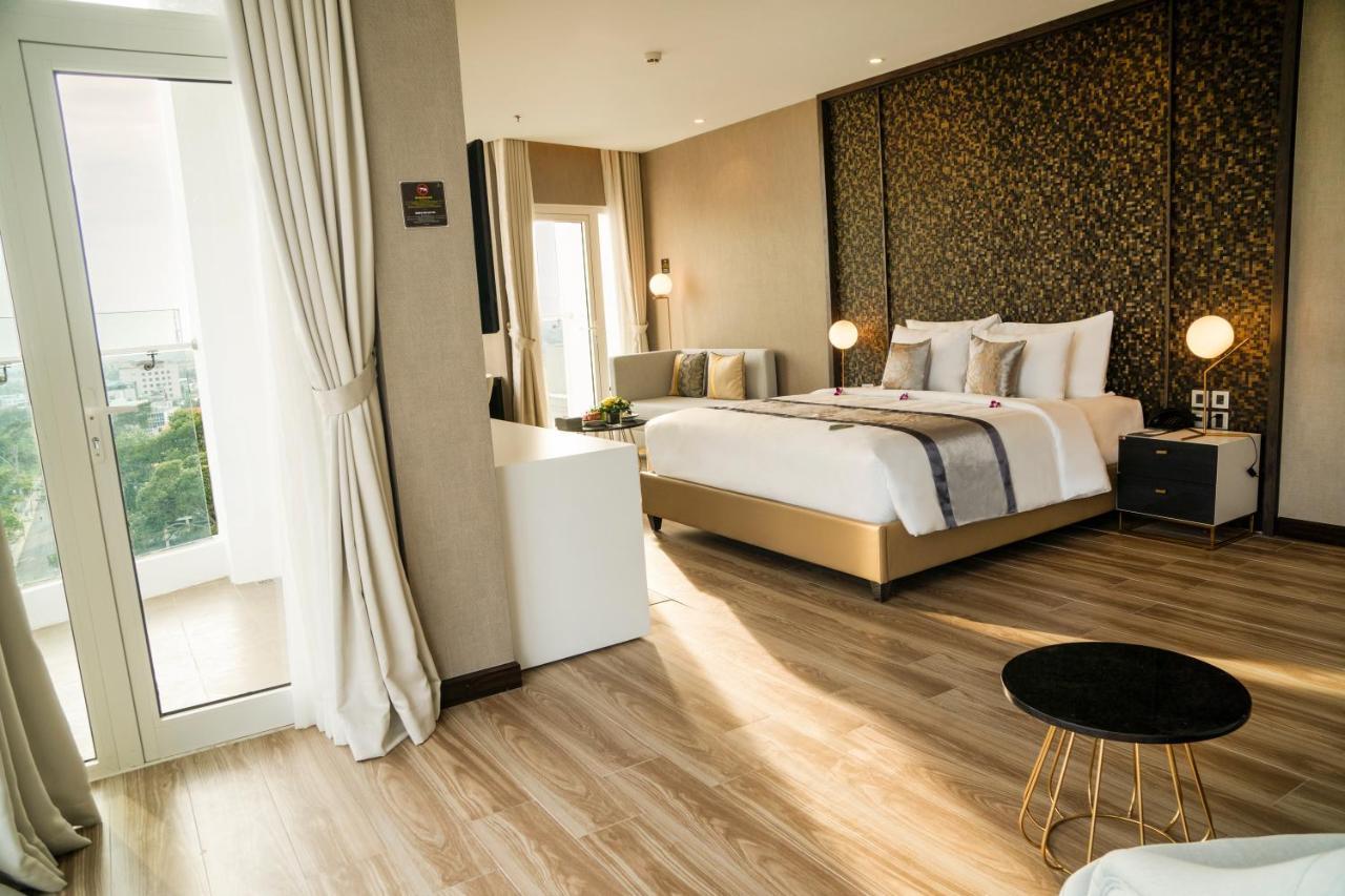Diamond Stars Ben Tre Hotel Bagian luar foto A bedroom at the hotel