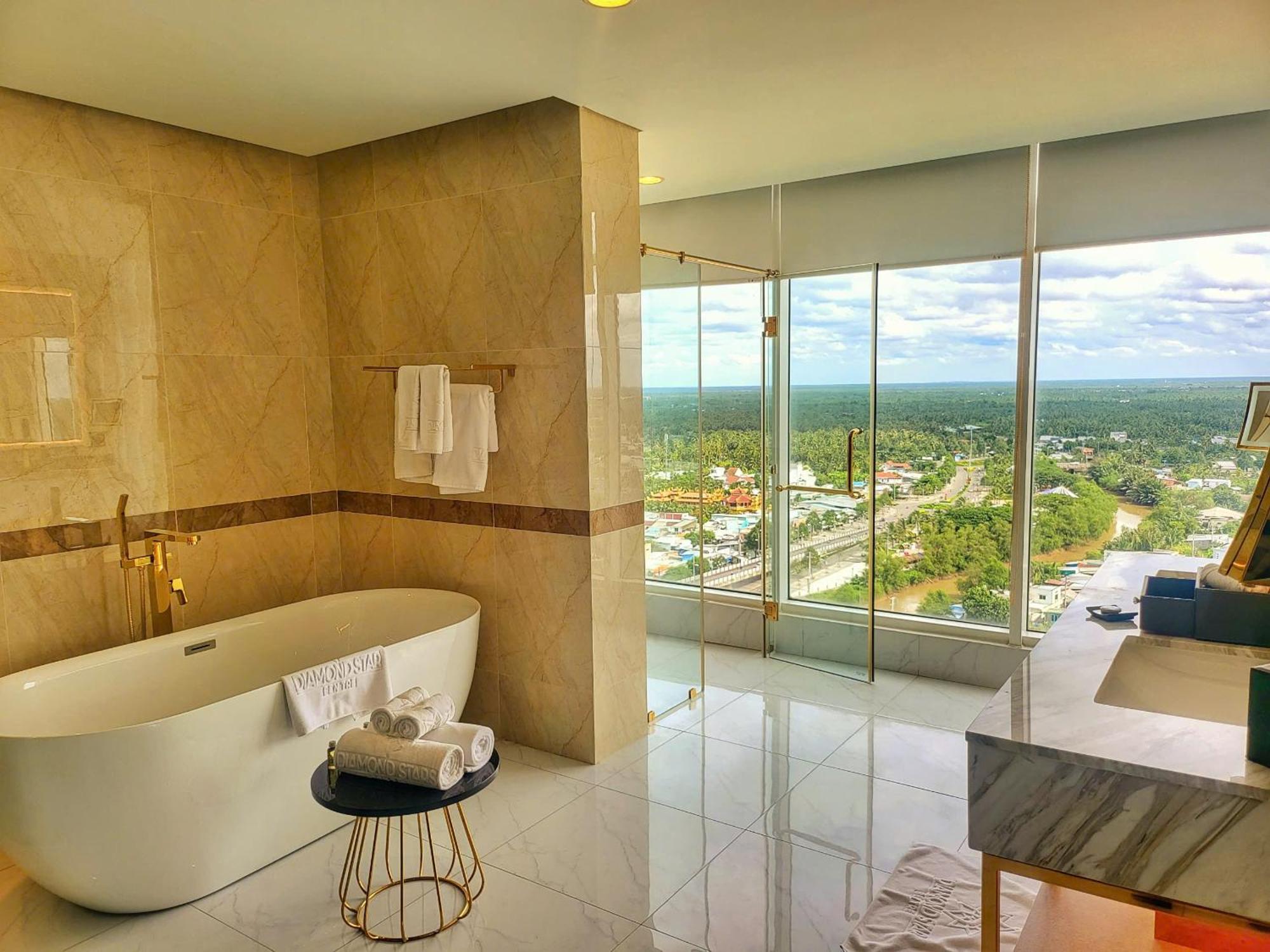 Diamond Stars Ben Tre Hotel Bagian luar foto Bathroom of a suite at the hotel