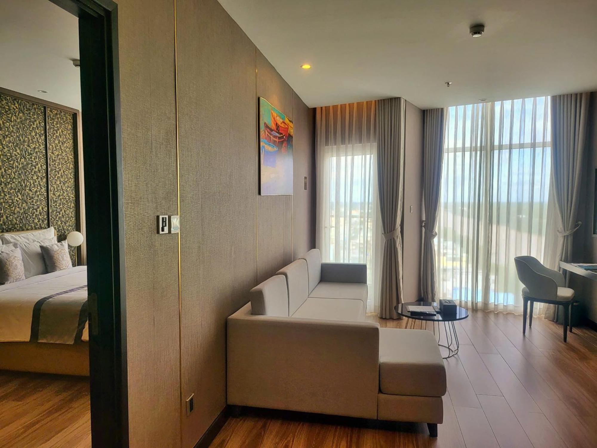 Diamond Stars Ben Tre Hotel Bagian luar foto A suite at the hotel