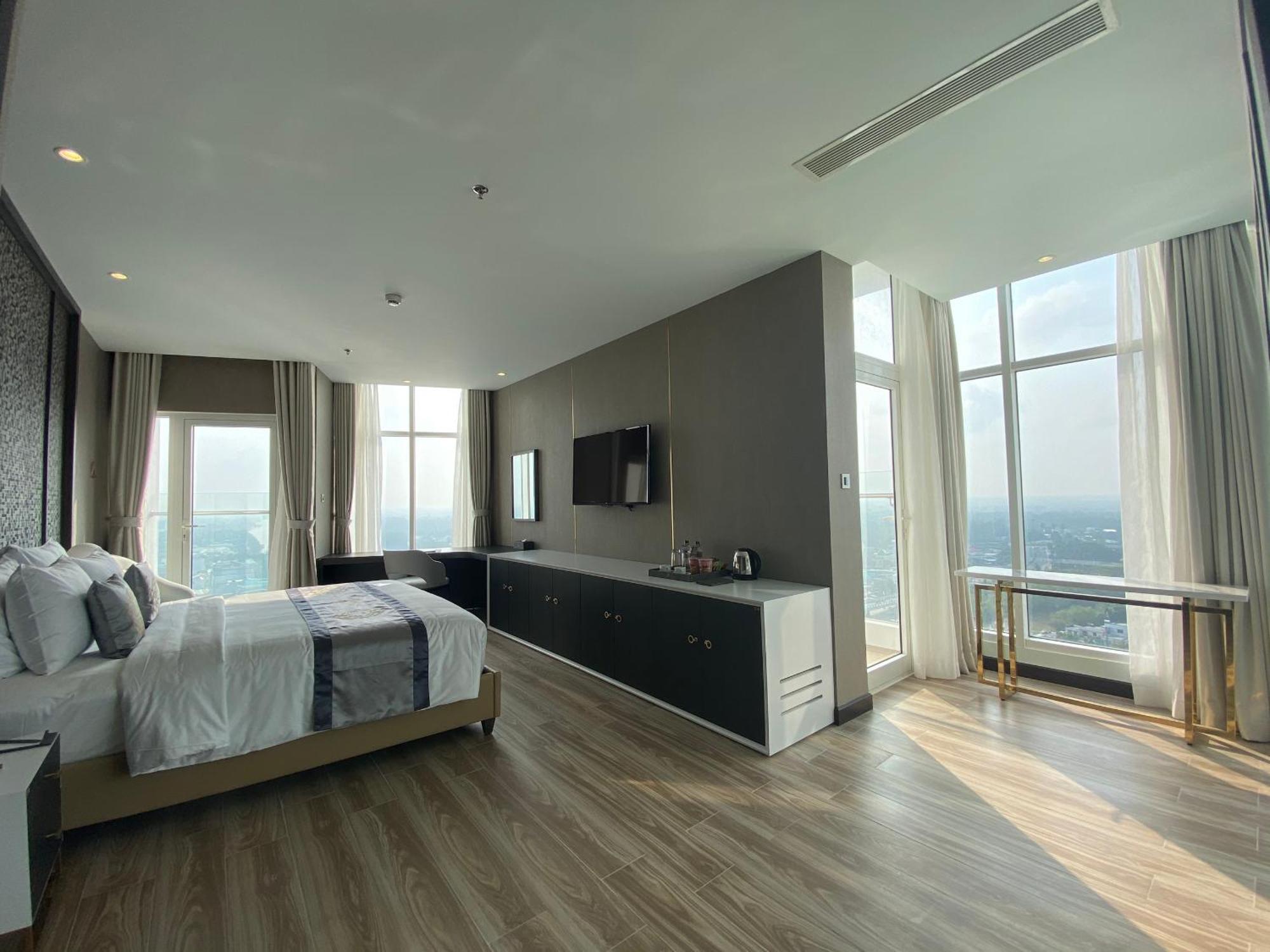 Diamond Stars Ben Tre Hotel Bagian luar foto A bedroom at the hotel